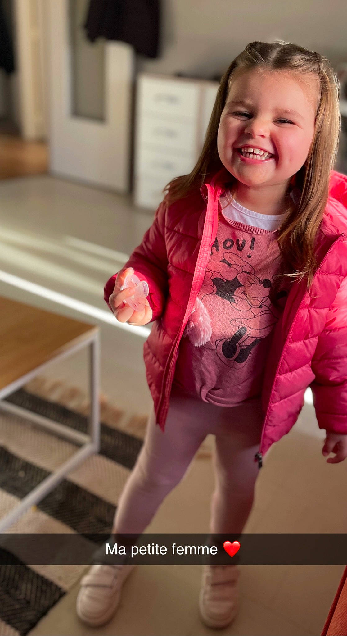 Azalia participe au concours pour gagner de l'argent avec cette photo : baby_toddler_clothing, blond, brown_hair, dress, face, fashion_design, finger, fur, happy, human_leg, joy, lip, magenta, neck, person, pink, skin, sleeve, smile, sportswear