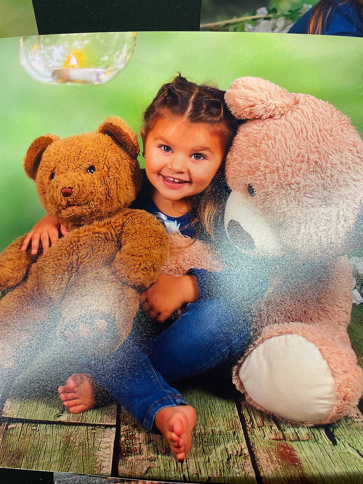 Azalia participe au concours pour gagner de l'argent avec cette photo : child, facial_expression, fawn, flash_photography, flooring, friendship, fun, gesture, grass, happy, human_body, interaction, joy, leisure, people_in_nature, person, recreation, sitting, smile, teddy_bear