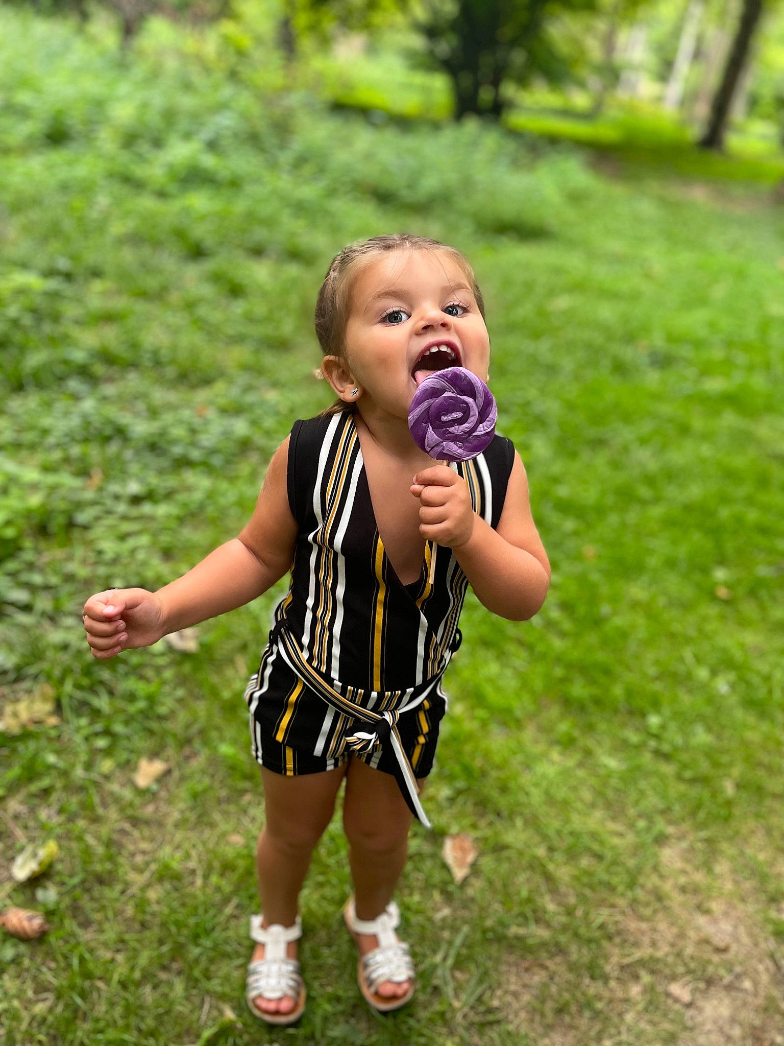 Azalia participe au concours pour gagner de l'argent avec cette photo : baby_toddler_clothing, child, face, fun, gesture, grass, grass_family, grassland, happy, leaf, leisure, meadow, natural_environment, people_in_nature, person, plant, shoe, sneakers, toddler, tree