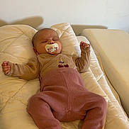 Liyah a rejoint le concours — aidez-le/la à gagner de superbes lots ! baby, infant, sleeping, pacifier, clothing, pink_pants, beige_top, cherry_print, quilted_blanket, bed, soft, comfort, relaxation, indoors, child, person, newborn, cute, peaceful, resting