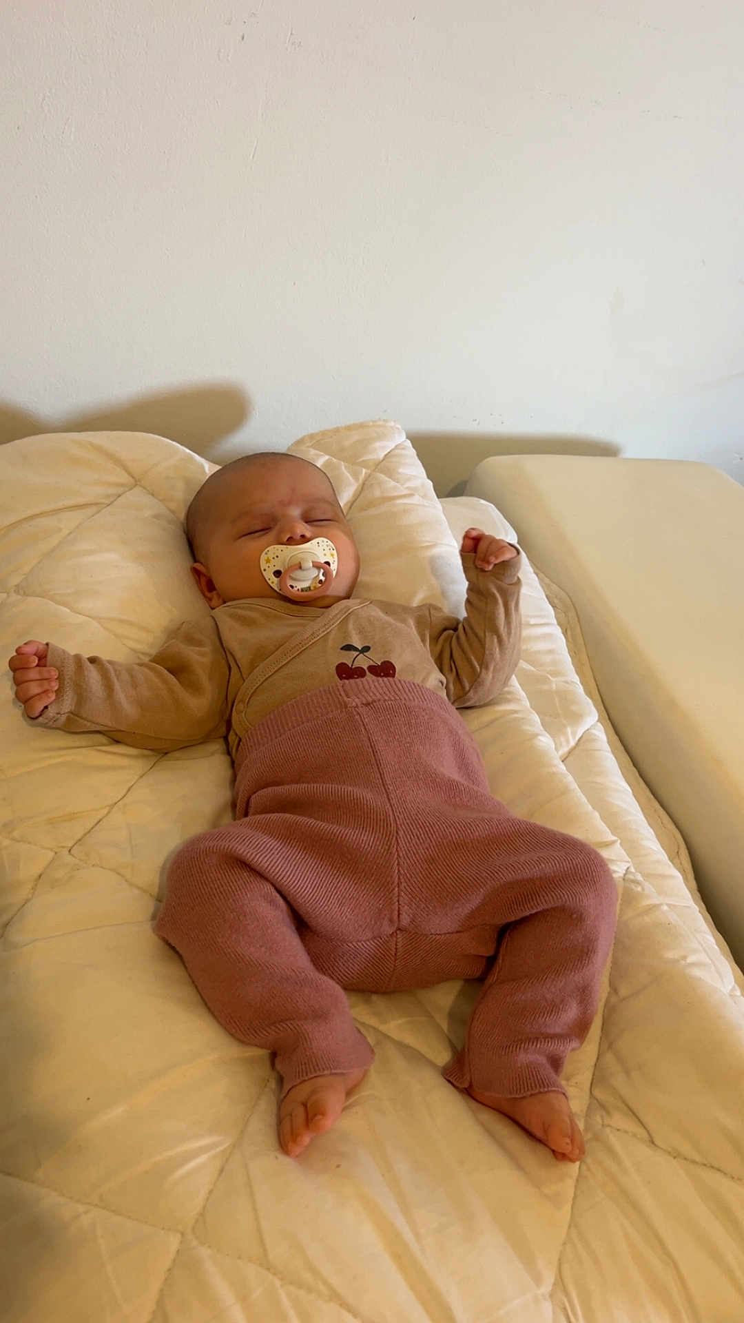 Liyah a rejoint le concours — aidez-le/la à gagner de superbes lots ! baby, infant, sleeping, pacifier, clothing, pink_pants, beige_top, cherry_print, quilted_blanket, bed, soft, comfort, relaxation, indoors, child, person, newborn, cute, peaceful, resting