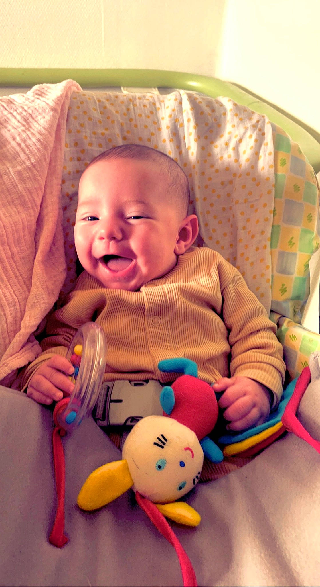 Ambre participe au concours pour gagner de l'argent avec cette photo : baby, baby_products, baby_toddler_clothing, cheek, child, comfort, face, facial_expression, happy, head, mammal, mouth, nose, orange, person, product, skin, smile, textile, toddler