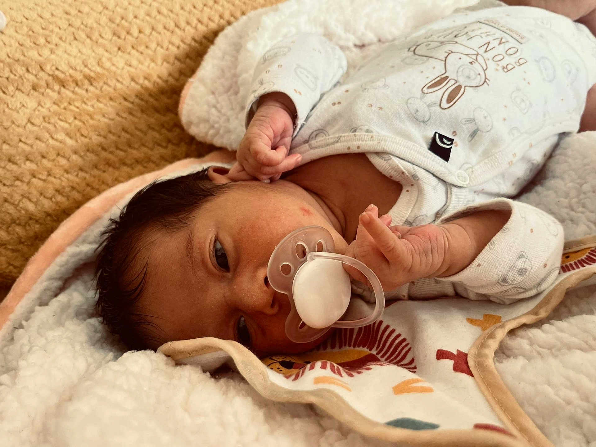 Anaïa participe au concours pour gagner de l'argent avec cette photo : baby, newborn, pacifier, blanket, onesie, infant, sleeping, cute, soft, cozy, child, face, hand, skin, clothing, bed, comfort, rest, indoors, portrait