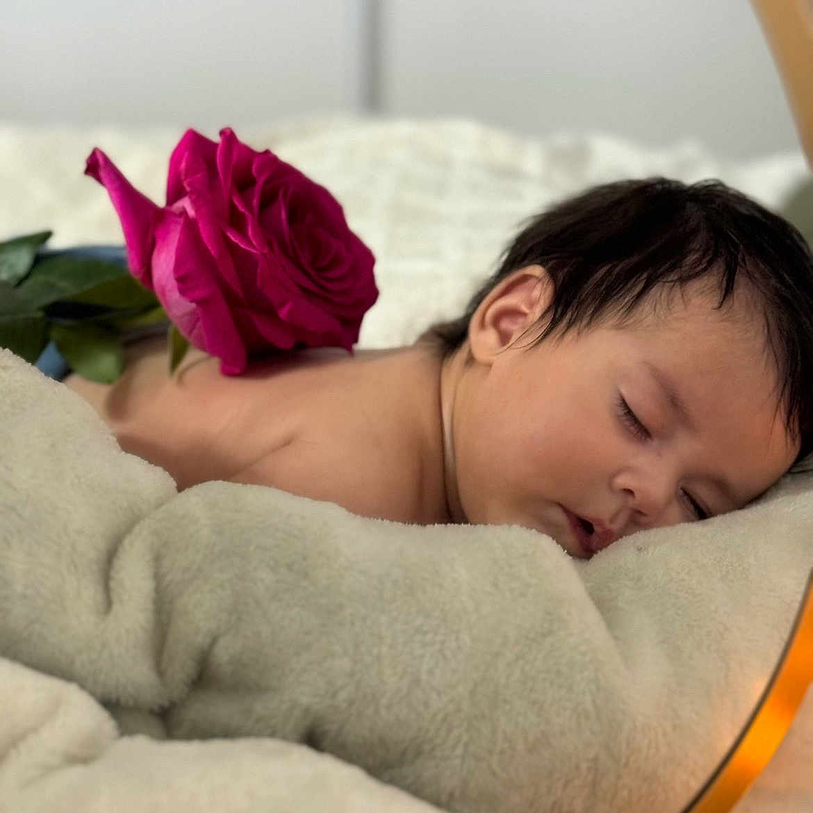 Anaïa a rejoint le concours — aidez-le/la à gagner de superbes lots ! baby, blanket, calm, child, closeup, comfort, cute, face, flower, indoor, newborn, peaceful, portrait, relaxation, rest, rose, skin, sleeping, soft, young