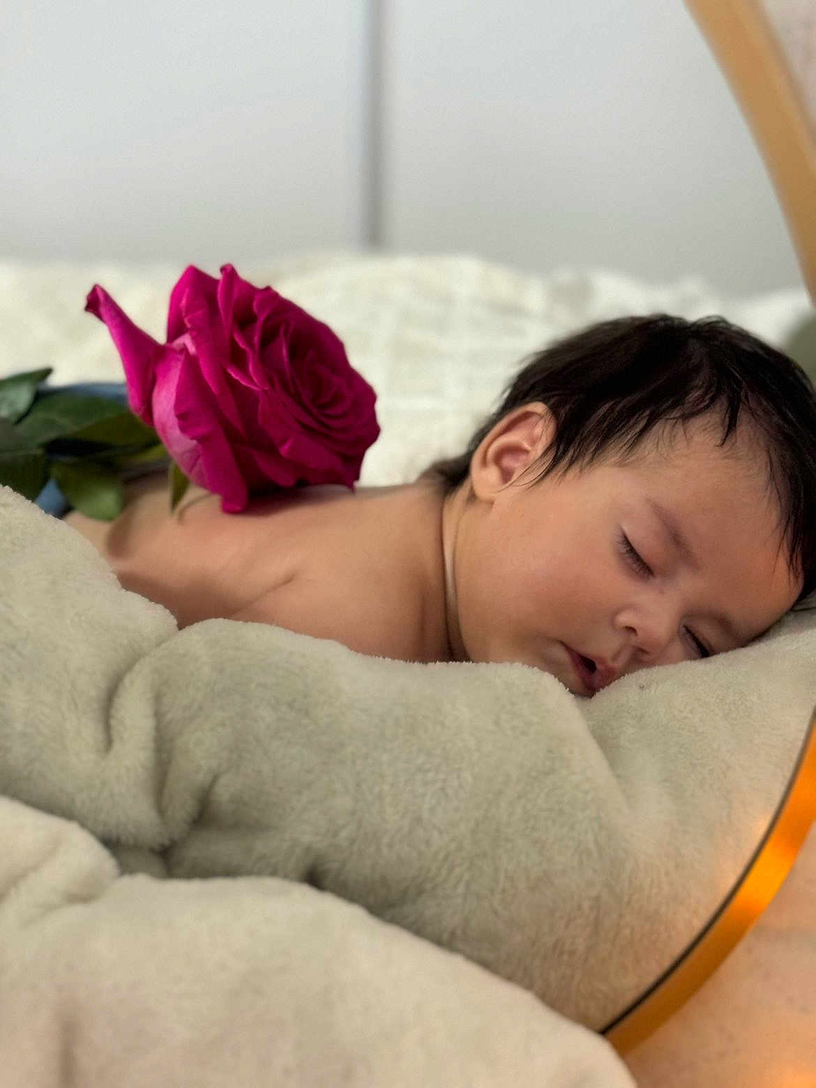 Anaïa a rejoint le concours — aidez-le/la à gagner de superbes lots ! baby, blanket, calm, child, closeup, comfort, cute, face, flower, indoor, newborn, peaceful, portrait, relaxation, rest, rose, skin, sleeping, soft, young