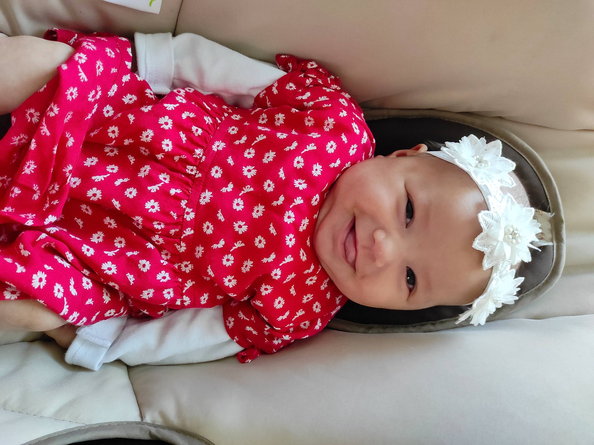 Manel participe au concours pour gagner de l'argent avec cette photo : baby, baby_sleeping, baby_toddler_clothing, carmine, child, comfort, couch, elbow, headwear, human_body, human_leg, joy, leg, linens, magenta, pattern, person, skin, sleeve, smile