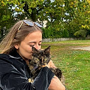 Praline participe au concours pour gagner de l'argent avec cette photo : affection, autumn, black_jacket, cat, closeup, coat, feline_eyes, grass, green_background, hugging, kissing, leaves, outdoor, park, pet_owner, portrait, sunglasses, tortoiseshell_cat, tree, woman