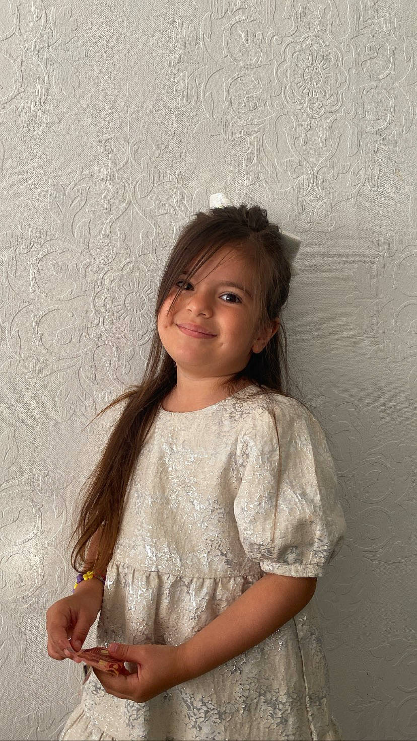 Shamsiyat a rejoint le concours — aidez-le/la à gagner de superbes lots ! brown_hair, day_dress, dress, elbow, embellishment, eye, face, fashion_design, flash_photography, gesture, happy, joy, long_hair, neck, person, shoulder, skin, sleeve, smile, toddler