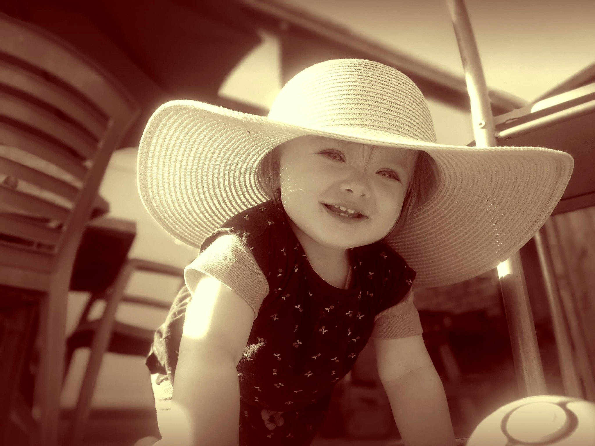 Diane a rejoint le concours — aidez-le/la à gagner de superbes lots ! beauty, black_and_white, child, cool, fashion_accessory, fun, hat, headgear, headwear, joy, monochrome, person, photography, smile, style, sun_hat, white