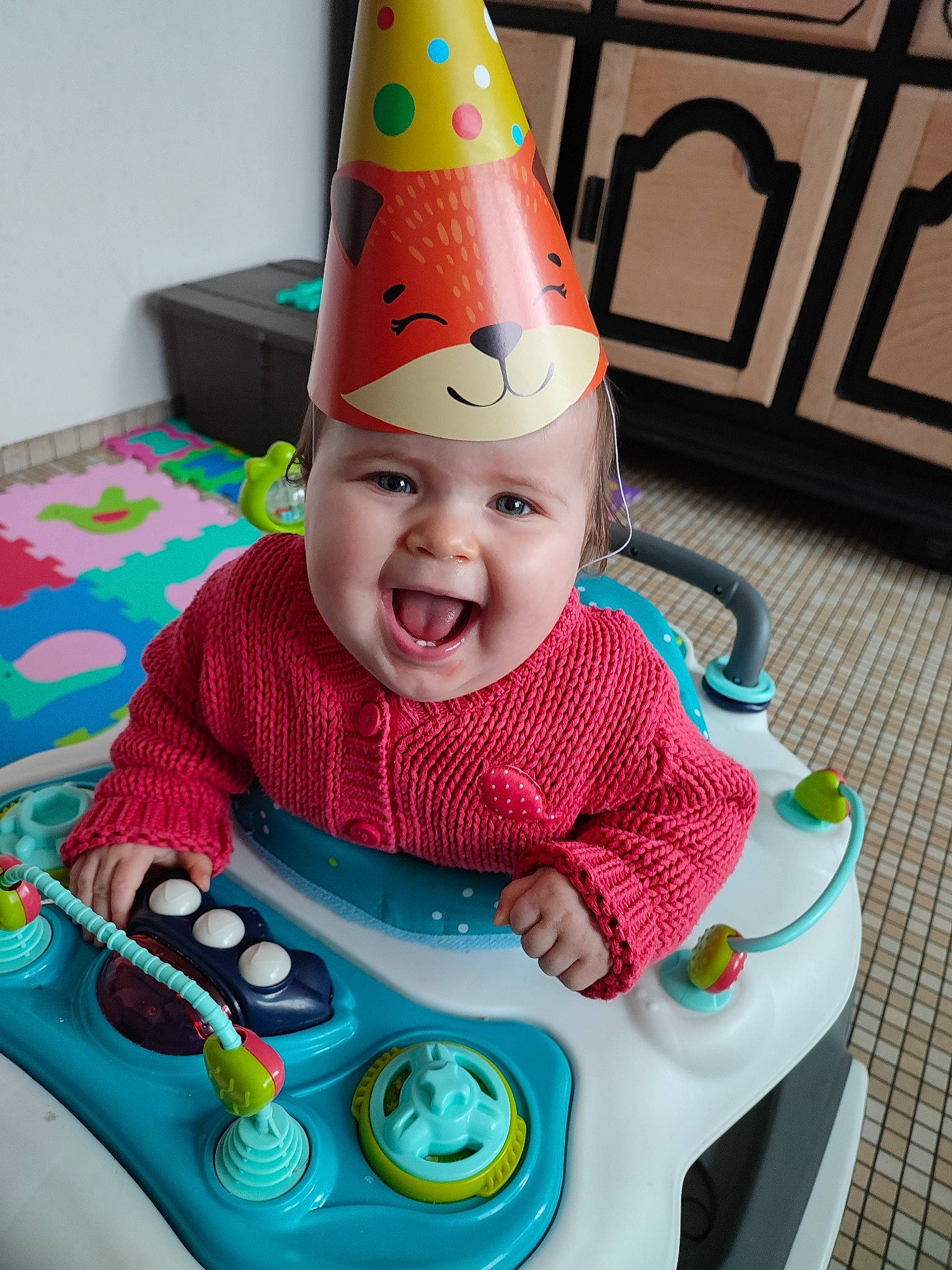 Izïa a rejoint le concours — aidez-le/la à gagner de superbes lots ! baby, baby_toddler_clothing, cap, child, cone, costume_hat, event, fashion_accessory, fun, happy, headwear, party_hat, party_supply, person, pink, play, product, recreation, riding_toy, smile