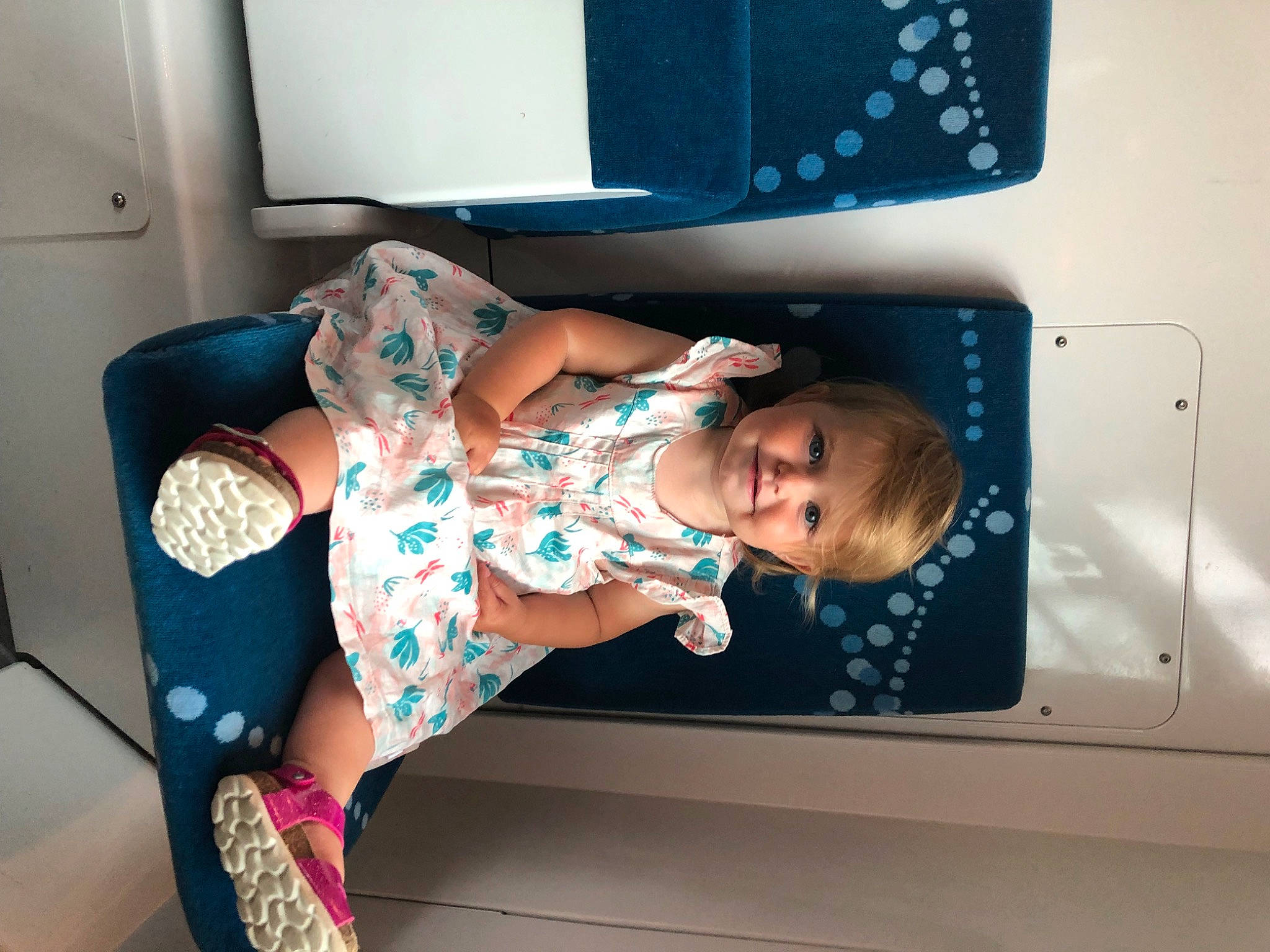 Tessa a rejoint le concours — aidez-le/la à gagner de superbes lots ! automotive_design, automotive_exterior, baby_products, baby_toddler_clothing, child, comfort, display_device, electric_blue, fun, human_leg, joy, knee, pattern, person, room, sandal, sitting, sock, t_shirt, thigh