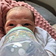 Jade a rejoint le concours — aidez-le/la à gagner de superbes lots ! baby, blanket, bottle, child, closeup, cute, drink, eyes, face, feeding, indoors, infant, milk, newborn, person, pink, resting, soft_texture, white_clothing, young