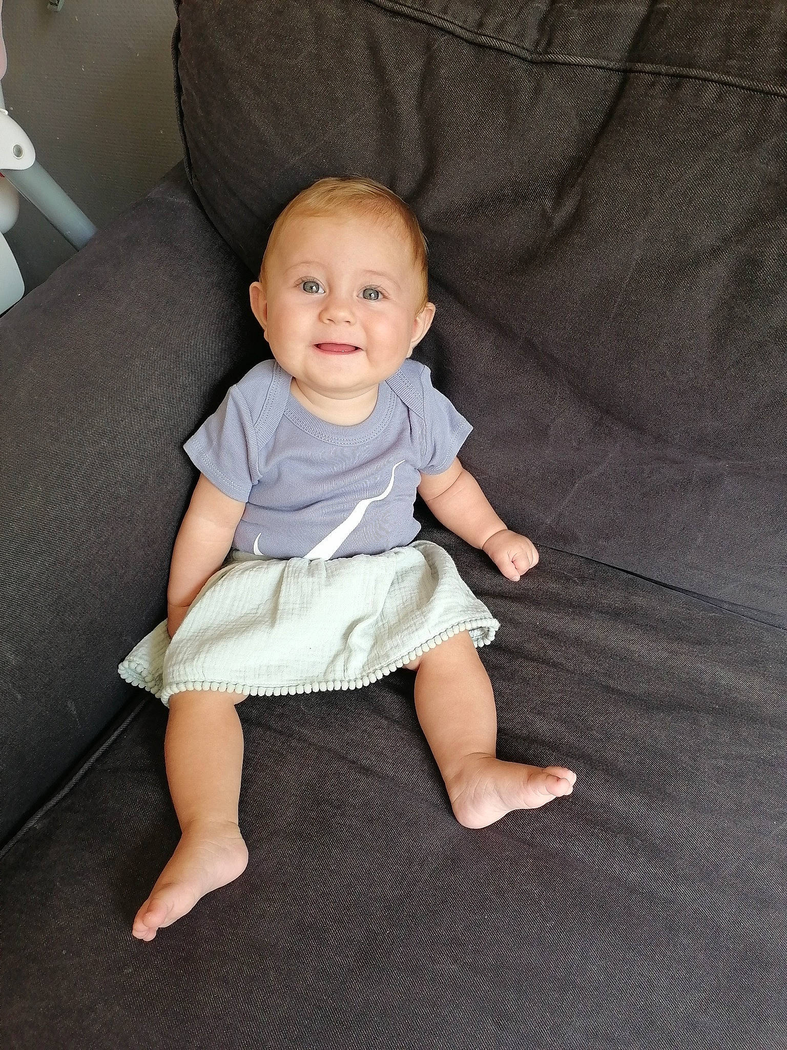 Elisa a rejoint le concours — aidez-le/la à gagner de superbes lots ! baby, baby_toddler_clothing, cheek, comfort, dress, face, finger, flash_photography, floor, flooring, fun, head, human_leg, joy, neck, person, sitting, skin, sleeve, smile