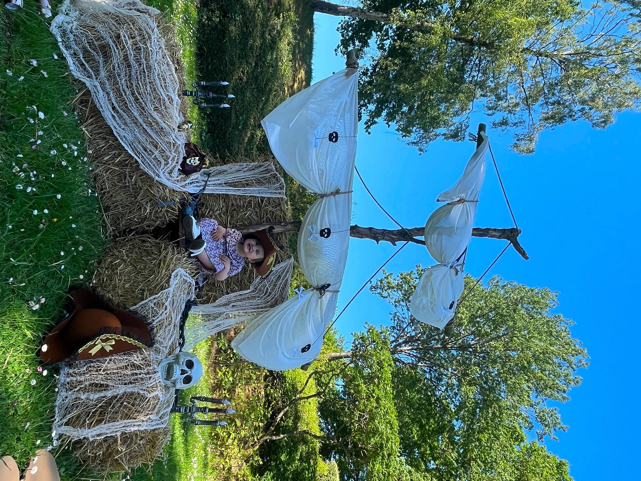Cléa a rejoint le concours — aidez-le/la à gagner de superbes lots ! art, azure, botany, branch, grass, happy, headwear, joy, leisure, people_in_nature, person, plant, pole, recreation, sky, sport_climbing, spring, tree, trunk, twig