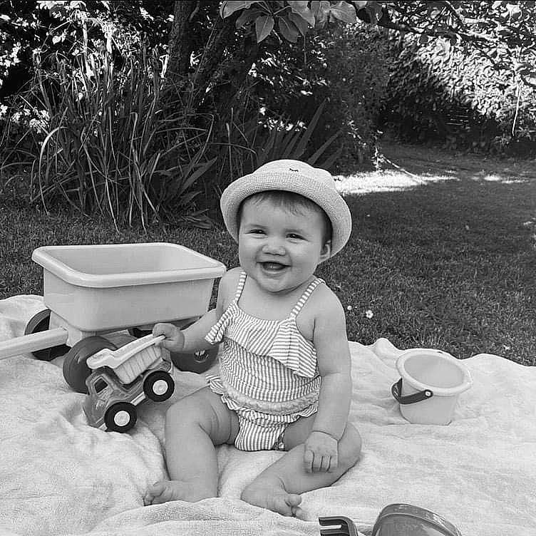 Cléa participe au concours pour gagner de l'argent avec cette photo : baby, black, black_and_white, child, face, fun, grass, happy, hat, joy, monochrome, monochrome_photography, people, person, photograph, plant, smile, style, summer, sun_hat