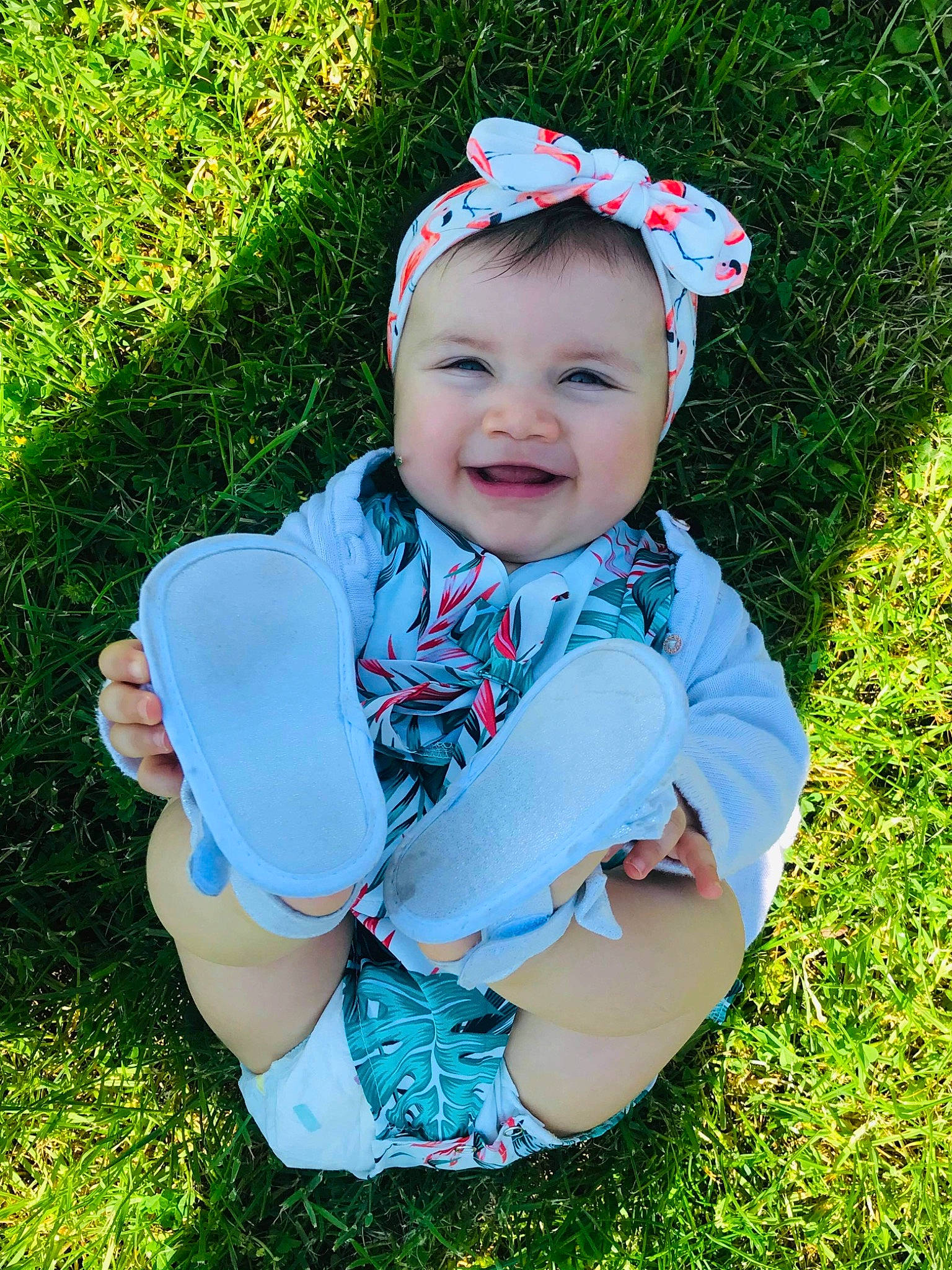 Cléa participe au concours pour gagner de l'argent avec cette photo : baby, baby_toddler_clothing, electric_blue, eye, face, fashion_accessory, fun, grass, grass_family, grassland, happy, headband, headwear, joy, lawn, meadow, people_in_nature, person, plant, recreation