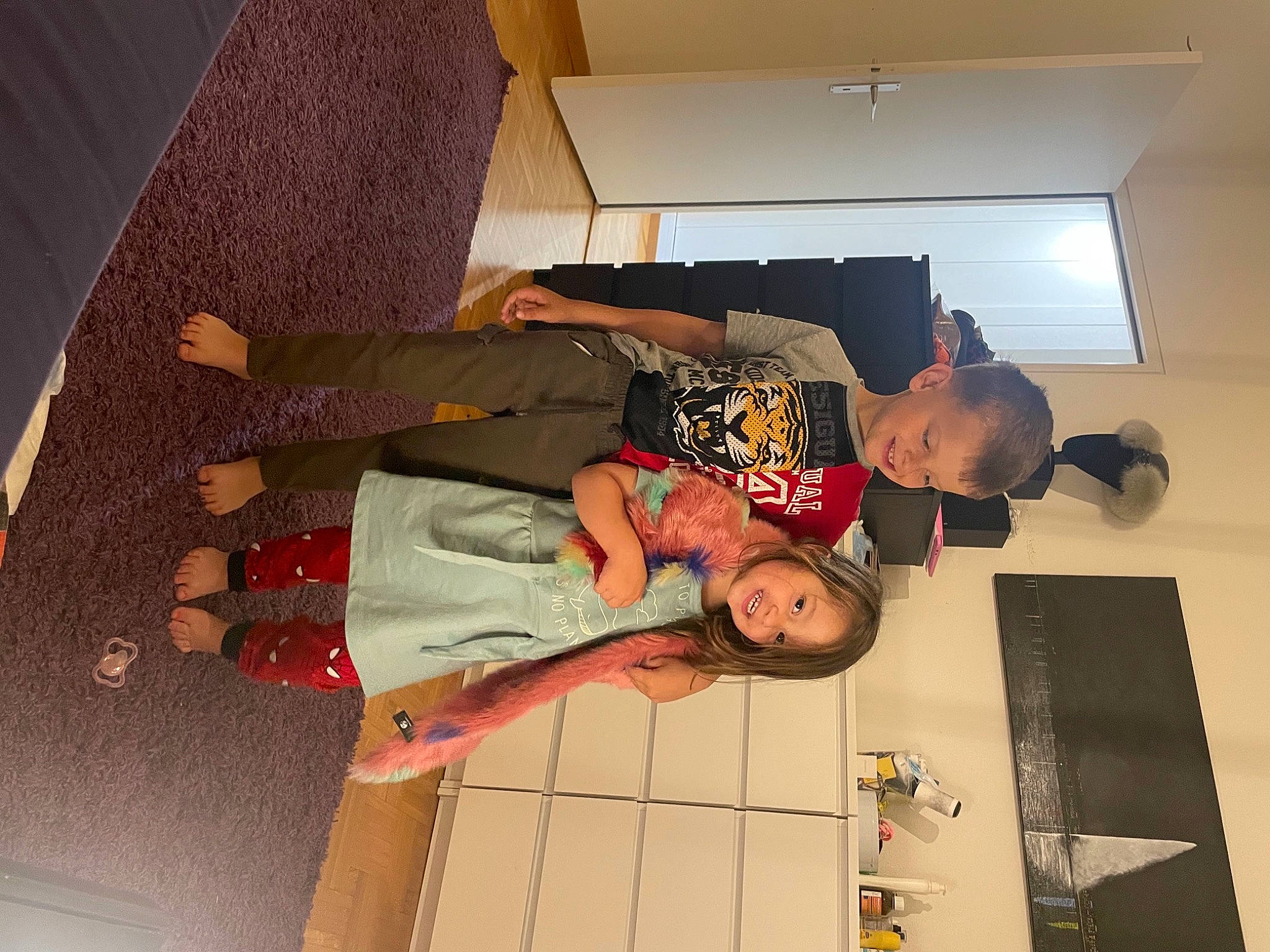 Alexandra a rejoint le concours — aidez-le/la à gagner de superbes lots ! comfort, fashion_design, floor, flooring, fun, hardwood, human_leg, joy, pattern, person, room, smile, thigh, window, wood, wrist