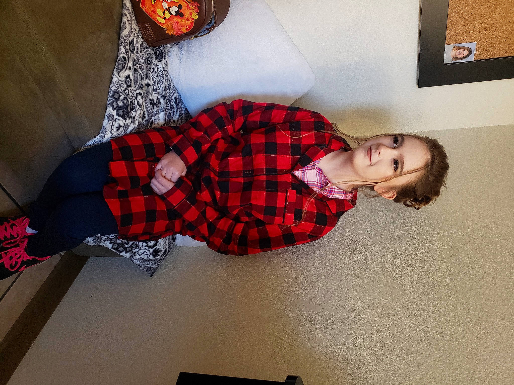 Katina is registered to the contest to win money with this photo: beard, carmine, collar, comfort, elbow, eyewear, fashion_accessory, human_leg, joy, knee, linens, pattern, person, picture_frame, plaid, red_hair, room, sleeve, smile, sock