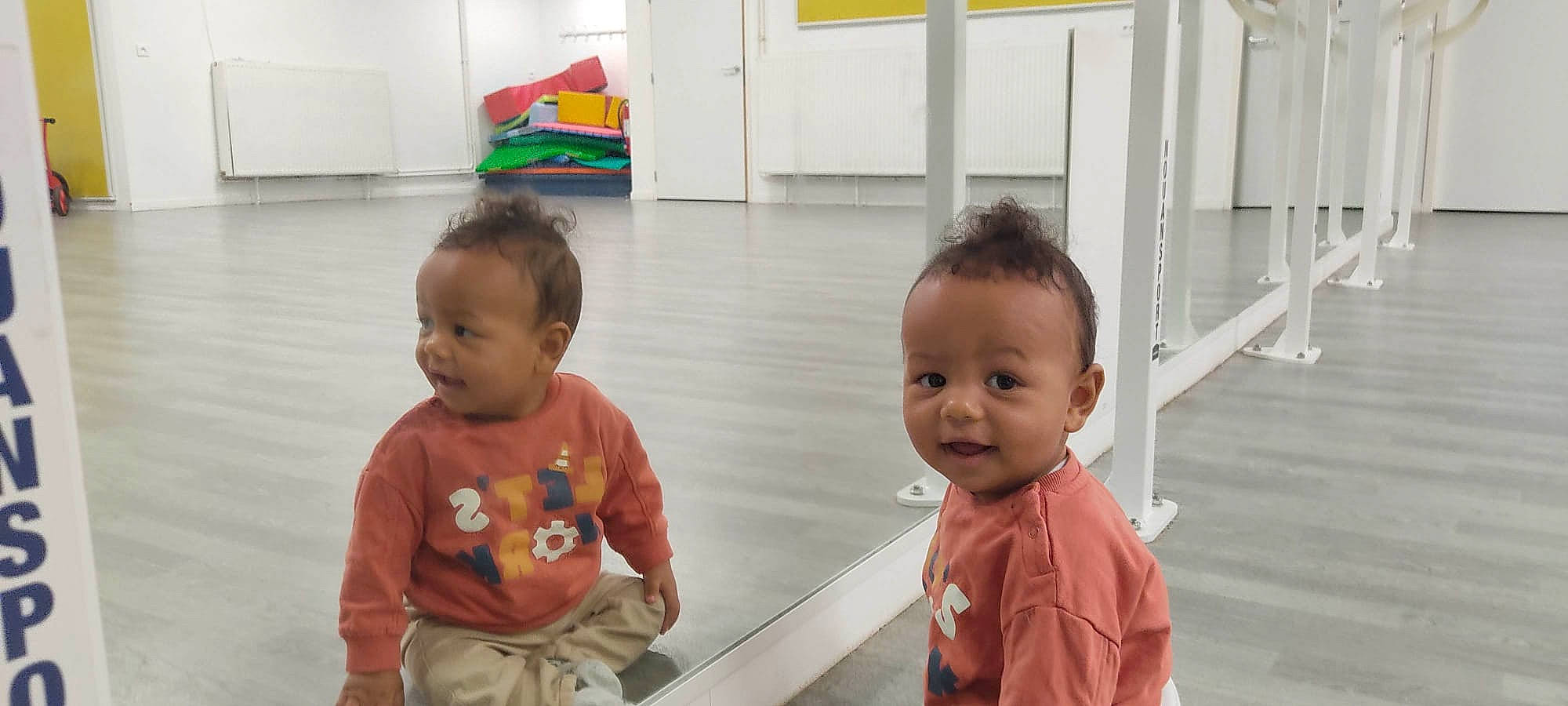 Mathis participe au concours pour gagner de l'argent avec cette photo : baby, baby_toddler_clothing, cheek, child, flooring, fun, happy, leisure, nose, person, play, room, sitting, skin, t_shirt, toddler, vacation, wood