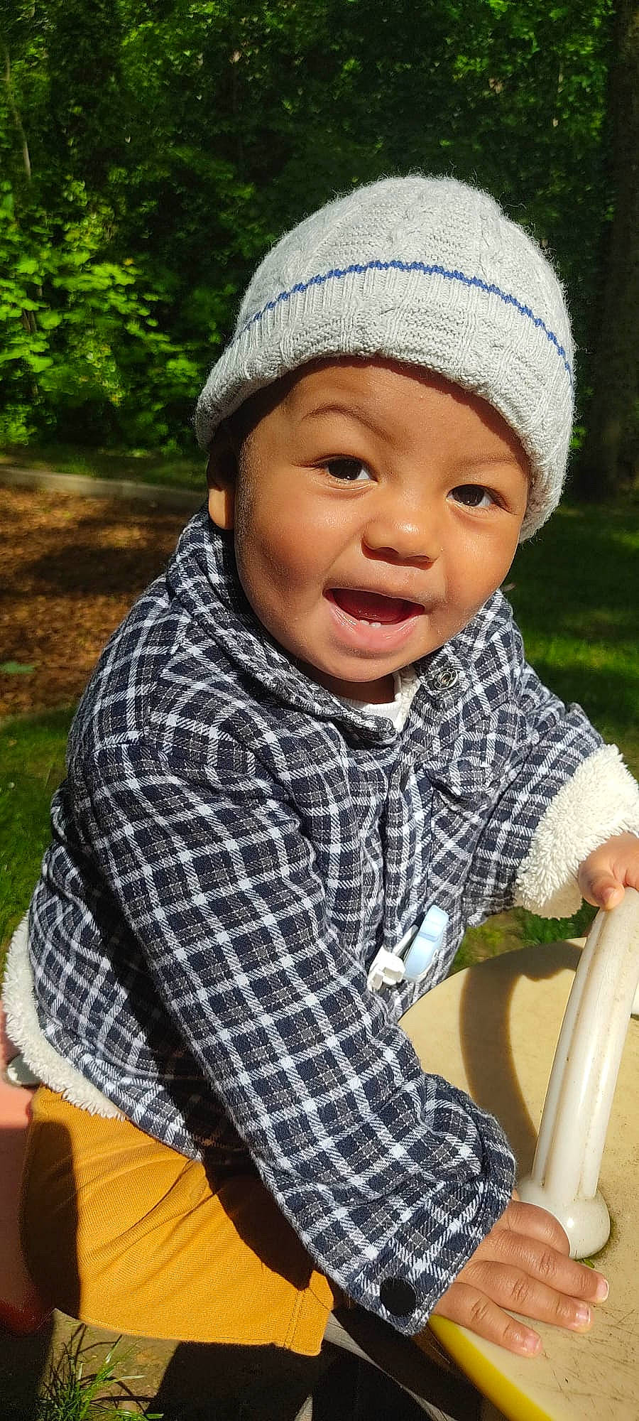 Mathis a rejoint le concours — aidez-le/la à gagner de superbes lots ! cap, cheek, child, chin, cool, eye, face, grass, happy, head, headgear, headwear, lip, nose, outerwear, person, plaid, skin, sleeve, smile