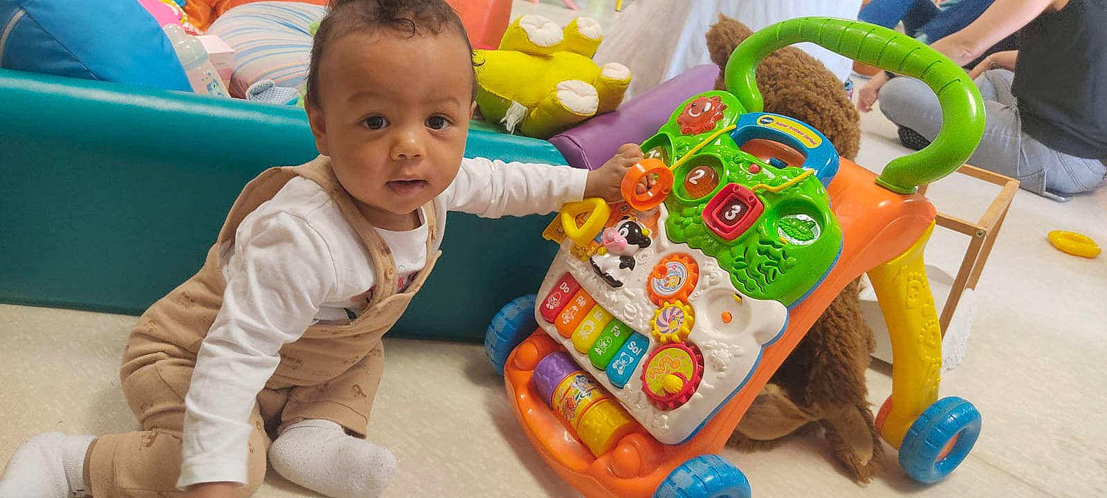 Mathis a rejoint le concours — aidez-le/la à gagner de superbes lots ! baby, baby_playing_with_toys, baby_products, baby_toddler_clothing, baby_toys, child, event, fun, happy, leisure, person, plastic, play, product, room, smile, stuffed_toy, sweetness, toddler, toy