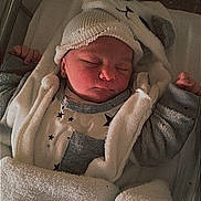 Adam a rejoint le concours — aidez-le/la à gagner de superbes lots ! newborn, baby, sleeping, blanket, hat, pajamas, hospital_bassinet, infant, cute, cozy, soft, child, indoors, rest, peaceful, warm, clothing, headwear, face, toddler