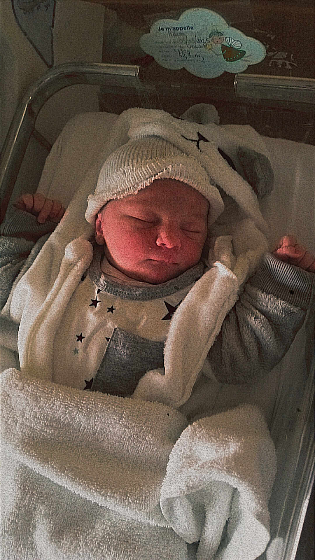 Adam a rejoint le concours — aidez-le/la à gagner de superbes lots ! newborn, baby, sleeping, blanket, hat, pajamas, hospital_bassinet, infant, cute, cozy, soft, child, indoors, rest, peaceful, warm, clothing, headwear, face, toddler