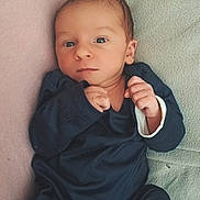 Adam a rejoint le concours — aidez-le/la à gagner de superbes lots ! baby, blanket, blue_clothing, child, curious_look, cute, expression, face, head, indoors, infant, lying_down, newborn, onesie, peaceful, portrait, resting, skin, small_hands, soft_texture