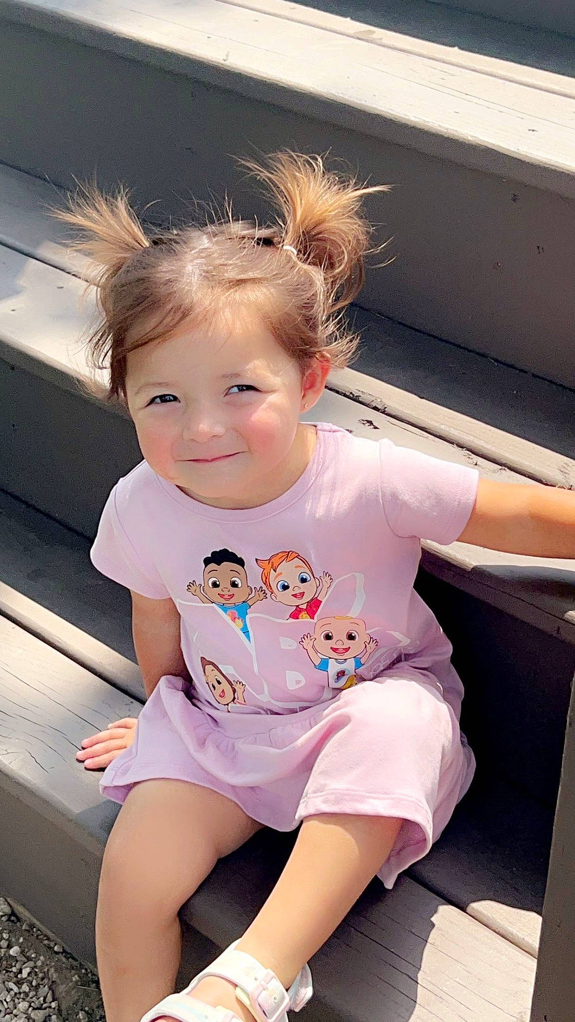 Camilla is registered to the contest to win money with this photo: baby_toddler_clothing, cheek, child, chin, cool, flash_photography, fun, happy, head, human_leg, joy, knee, leisure, person, recreation, sitting, skin, sleeve, smile, t_shirt