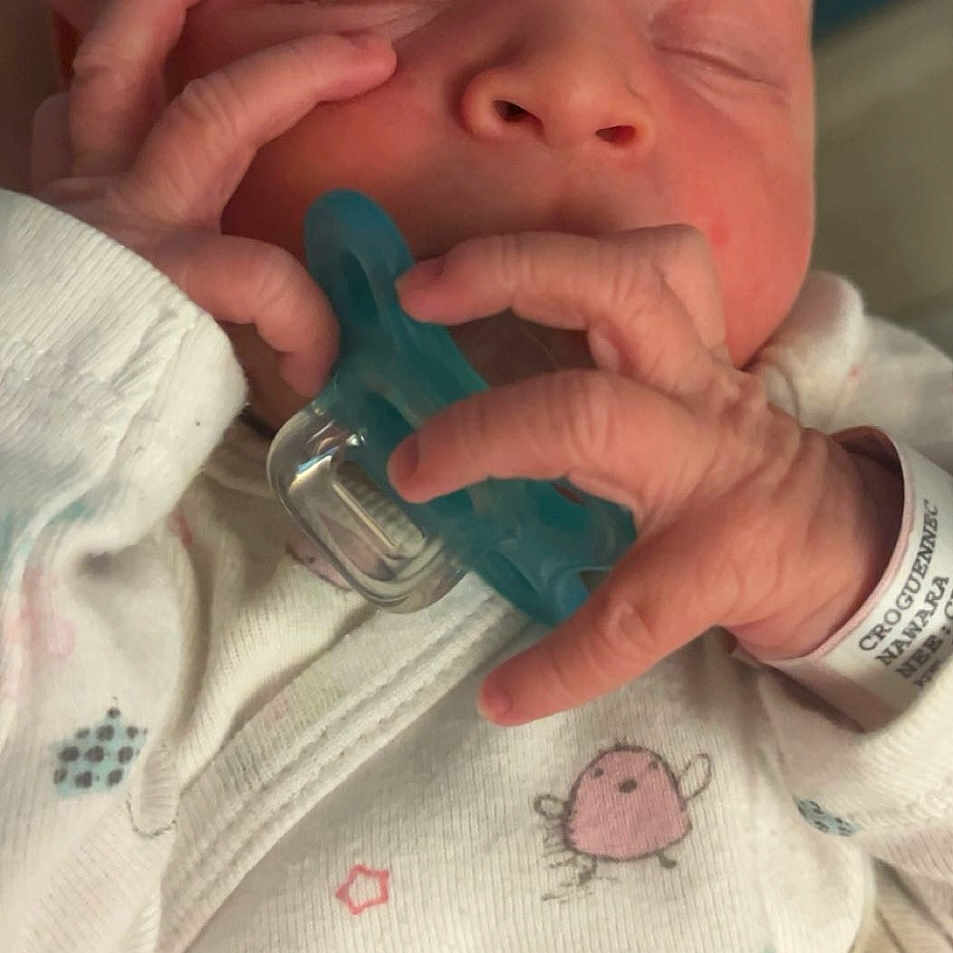 Nawara a rejoint le concours — aidez-le/la à gagner de superbes lots ! newborn, baby, pacifier, sleeping, hand, onesie, animal_print, hospital_wristband, infant, face, cute, peaceful, skin, tiny_fingers, close_up, indoors, child, person, soft_light, portrait