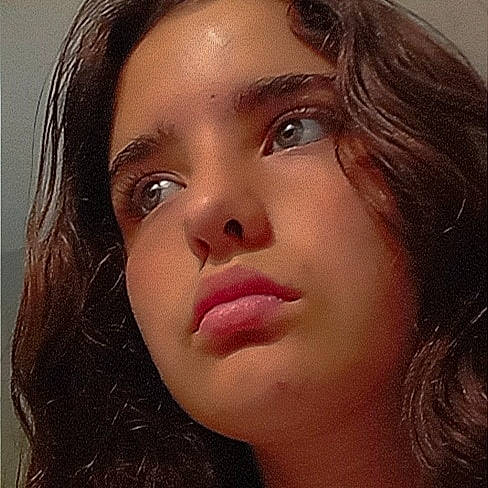 Abygaelle participe au concours pour gagner de l'argent avec cette photo : bangs, cheek, chin, eyebrow, eyelash, flash_photography, forehead, iris, jaw, layered_hair, lip, liver, makeover, mouth, neck, no_expression, nose, person, shoulder, smile