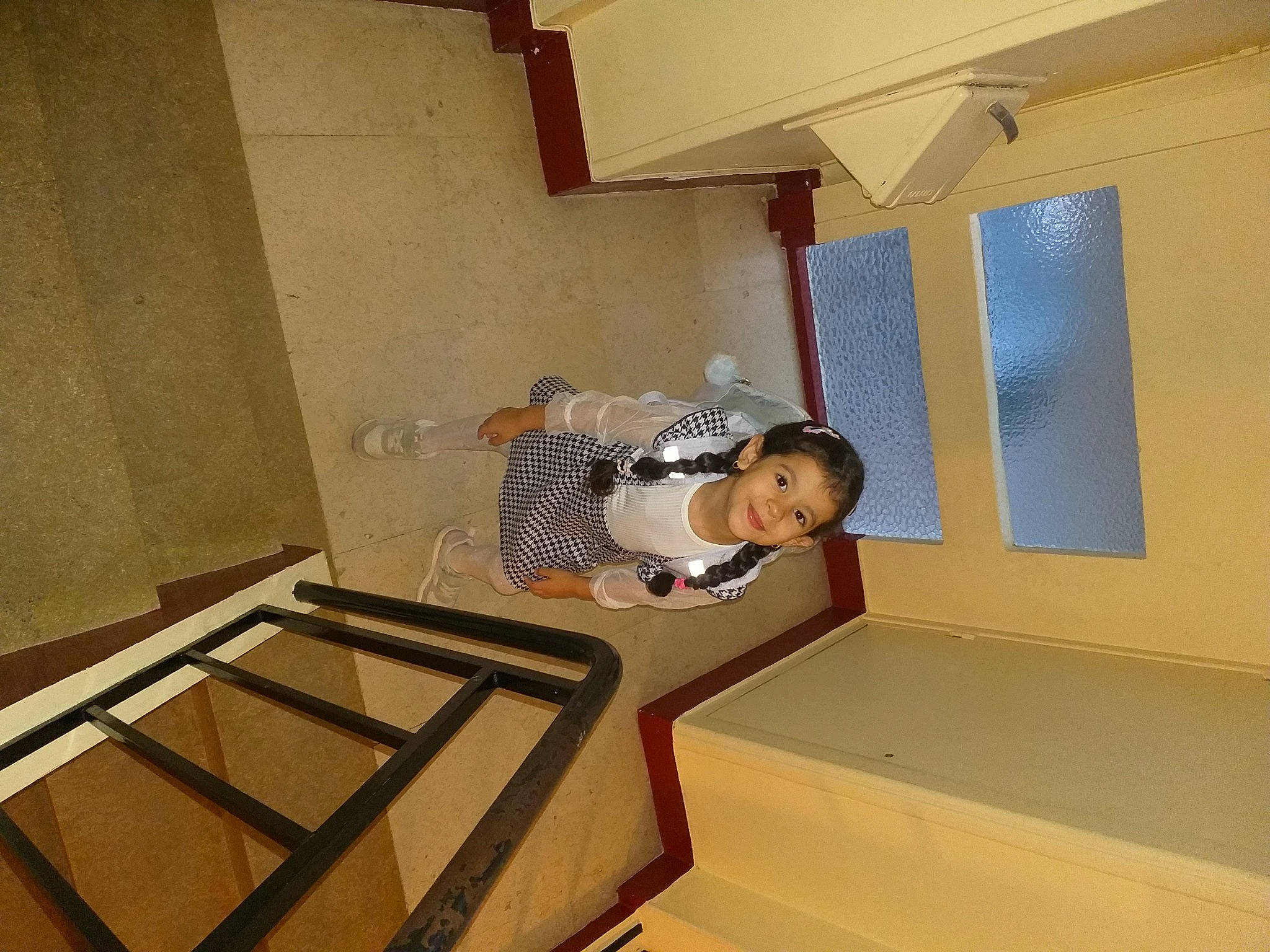 Alia participe au concours pour gagner de l'argent avec cette photo : building, ceiling, comfort, composite_material, daylighting, fixture, floor, flooring, handrail, hardwood, house, joy, person, plaster, plywood, rectangle, room, shade, stairs, window