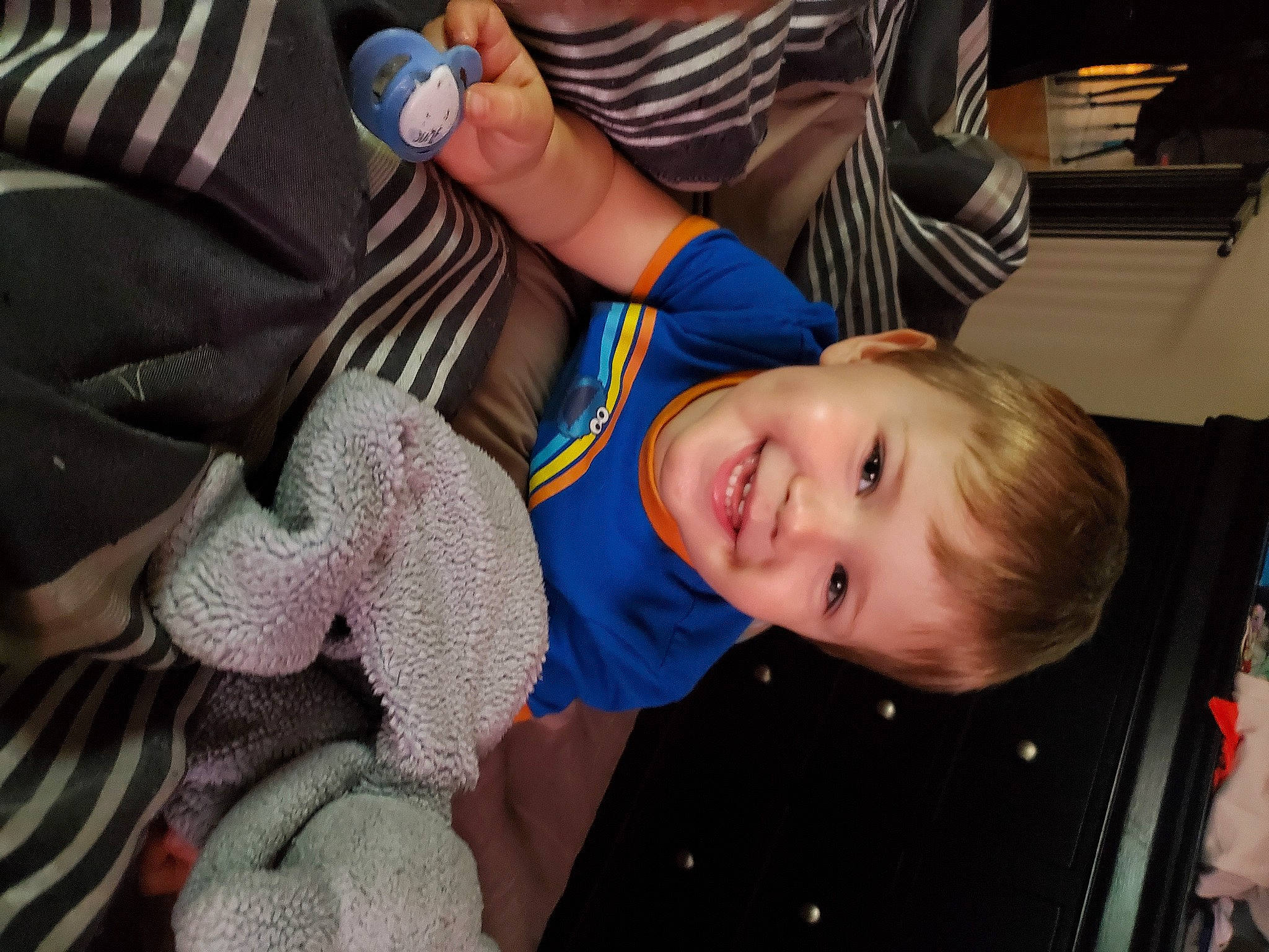 Jacob a rejoint le concours — aidez-le/la à gagner de superbes lots ! baby, baby_toddler_clothing, cheek, child, finger, fun, gesture, hairstyle, happy, joy, mouth, nail, person, play, room, sitting, skin, smile, thumb, toddler