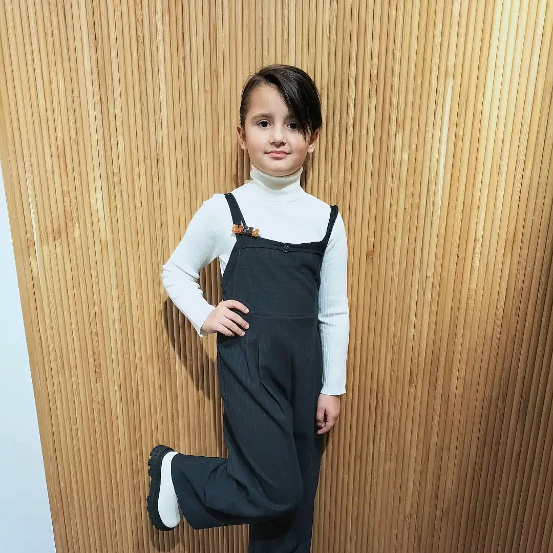 Sophie participe au concours pour gagner de l'argent avec cette photo : blazer, collar, day_dress, dress_shirt, elbow, fashion_design, formal_wear, gesture, happy, joy, knee, neck, one_piece_garment, person, school_uniform, sleeve, smile, t_shirt, thigh, trunk