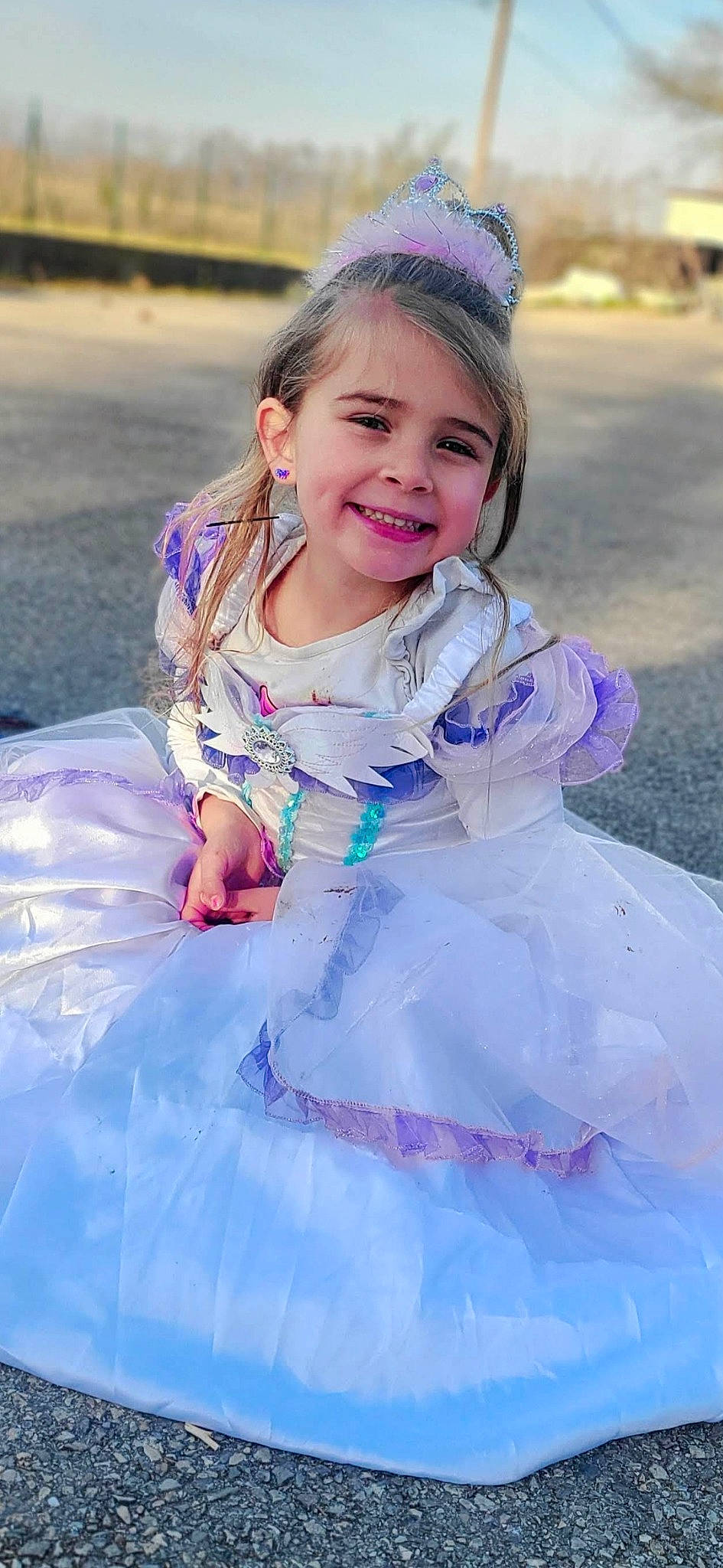 Hillary a rejoint le concours — aidez-le/la à gagner de superbes lots ! child, dress, electric_blue, event, eye, flash_photography, fun, grass, hair, happy, headpiece, iris, joy, person, photograph, pink, purple, recreation, skin, smile