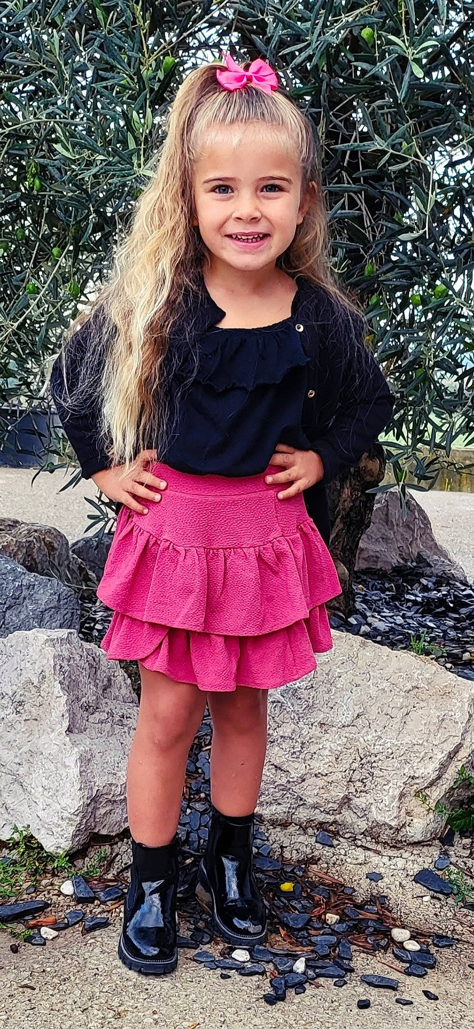 Hillary participe au concours pour gagner de l'argent avec cette photo : beauty, day_dress, eye, face, grass, hair, happy, head, iris, joy, knee, magenta, pattern, person, pink, plant, purple, sleeve, smile, thigh