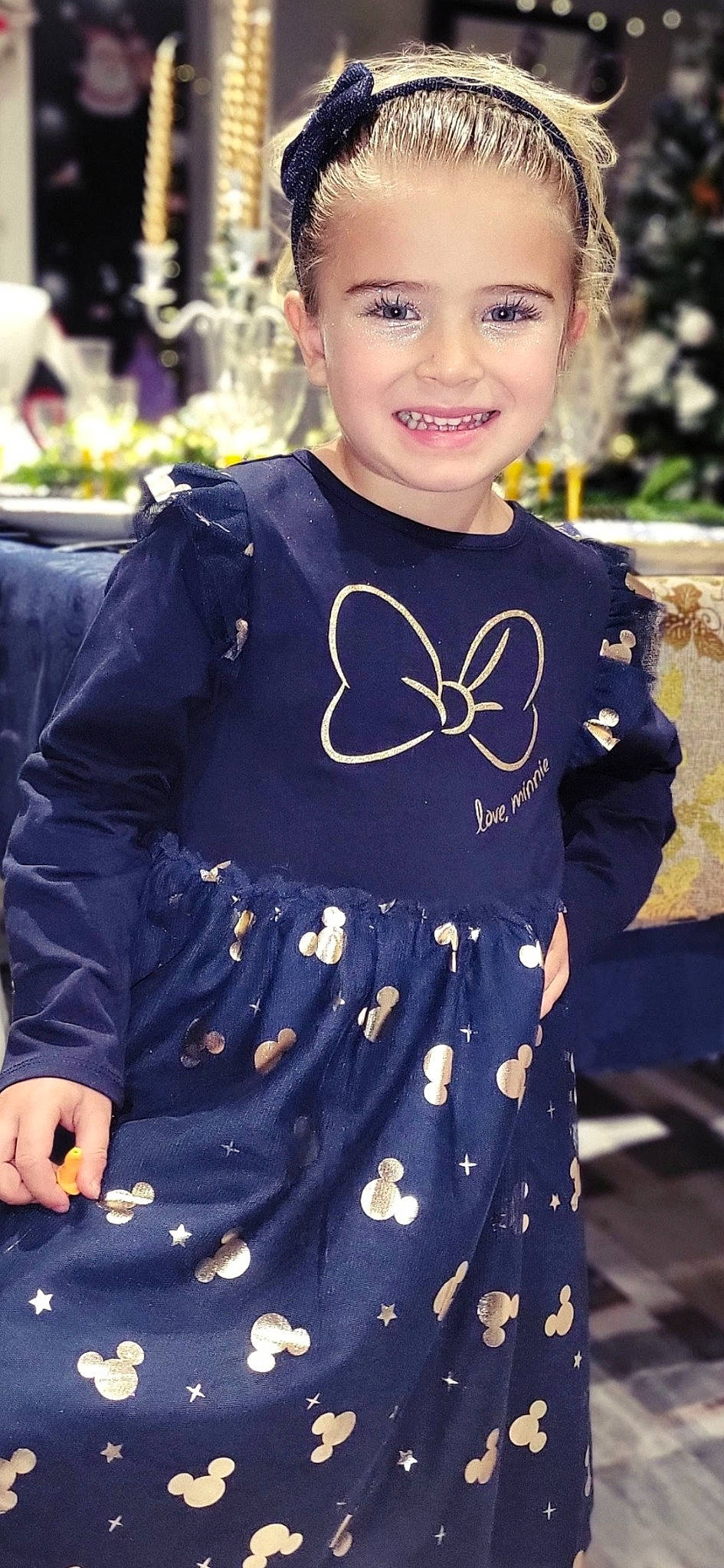 Hillary a rejoint le concours — aidez-le/la à gagner de superbes lots ! beauty, black, child, cool, electric_blue, event, flash_photography, formal_wear, hairstyle, happy, jewellery, joy, pattern, person, photograph, sleeve, smile, snapshot, standing, t_shirt