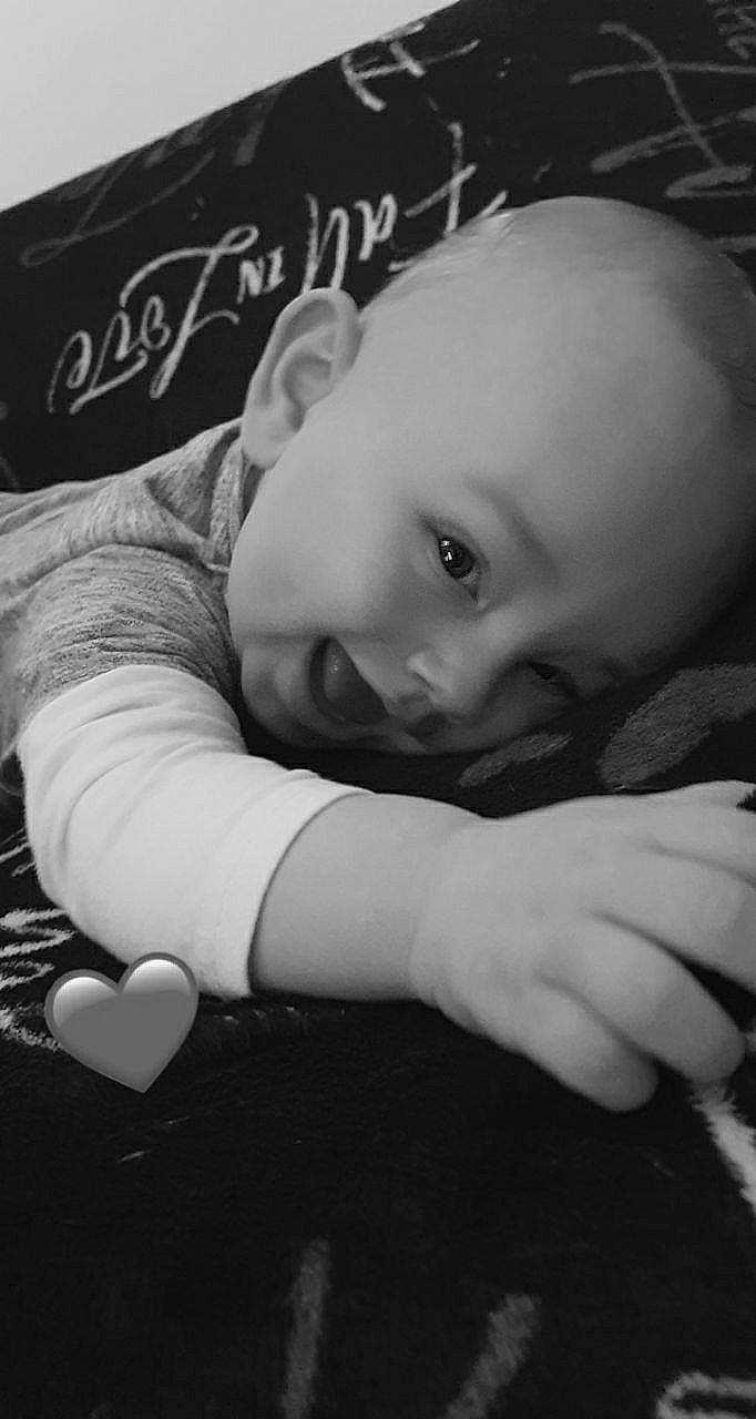 Alonzo a rejoint le concours — aidez-le/la à gagner de superbes lots ! baby, baby_toddler_clothing, black, black_and_white, cheek, chin, comfort, eye, eyebrow, flash_photography, gesture, happy, head, iris, lip, mouth, nose, person, skin, sleeve