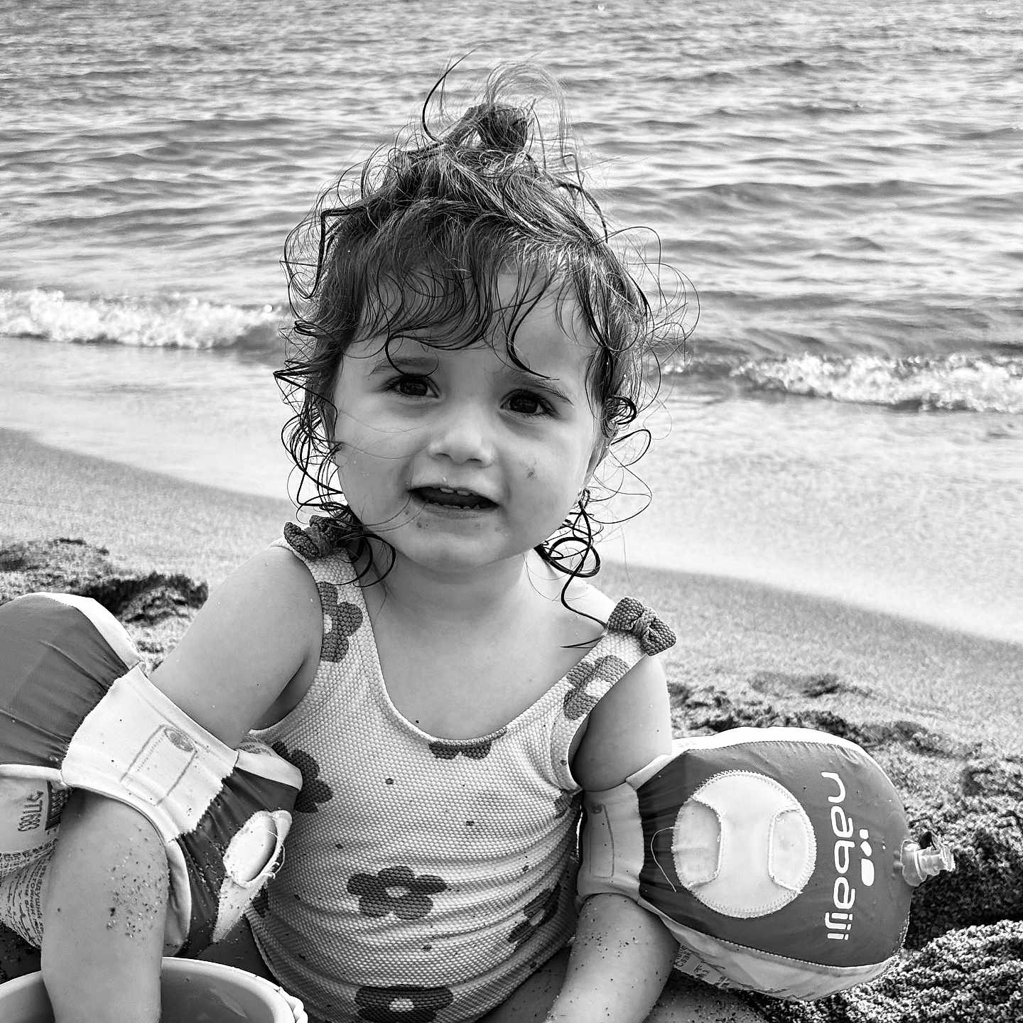 Jade participe au concours pour gagner de l'argent avec cette photo : baby, beach, bucket, clothing, coast, face, head, nature, outdoors, person, photography, portrait, sea, shoreline, shorts, soil, summer, swimwear, t_shirt, water