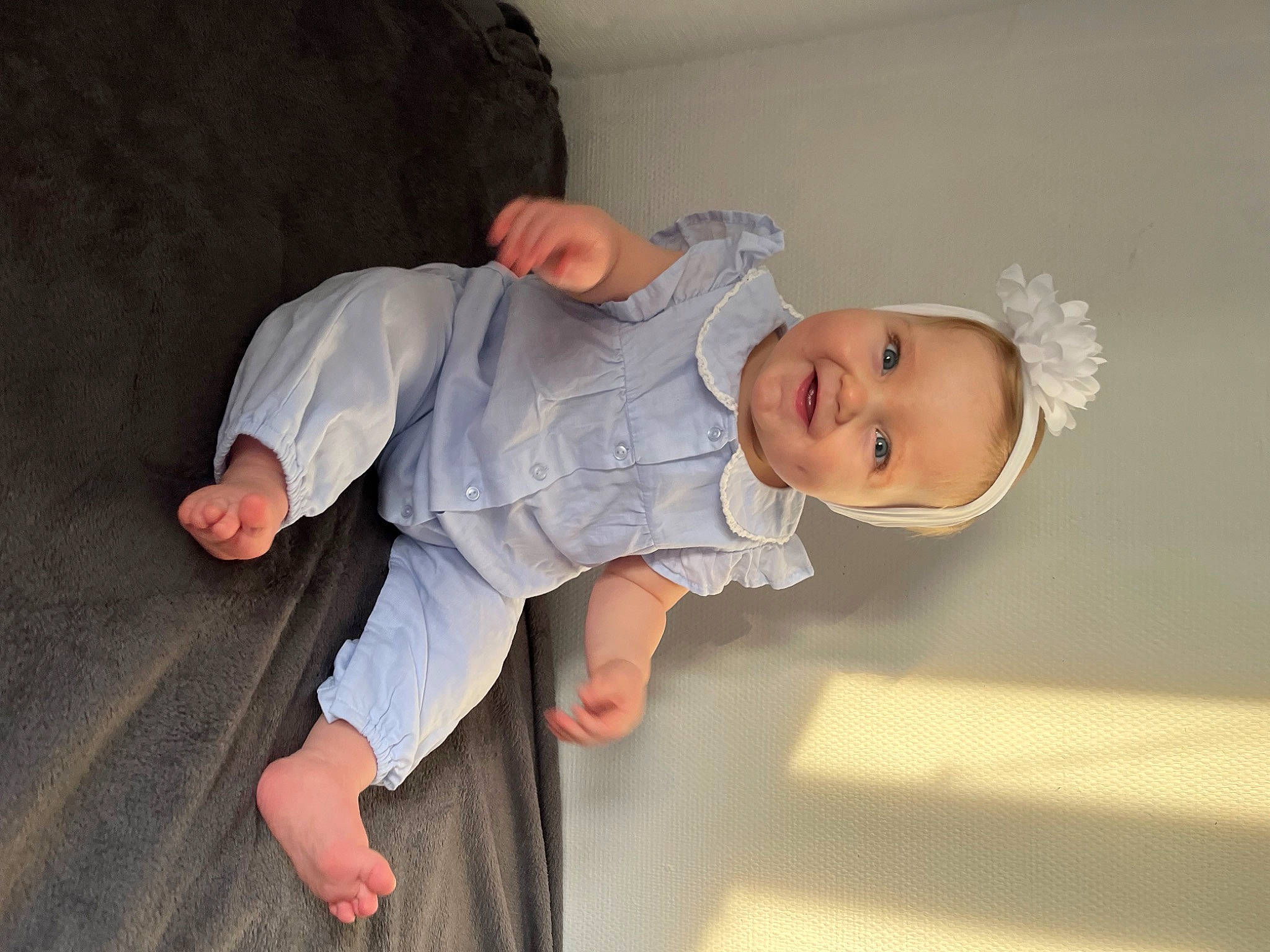 Rose participe au concours pour gagner de l'argent avec cette photo : baby, baby_toddler_clothing, child, comfort, eye, finger, foot, gesture, happy, hat, head, joy, knee, leg, person, sitting, skin, sleeve, smile, sock