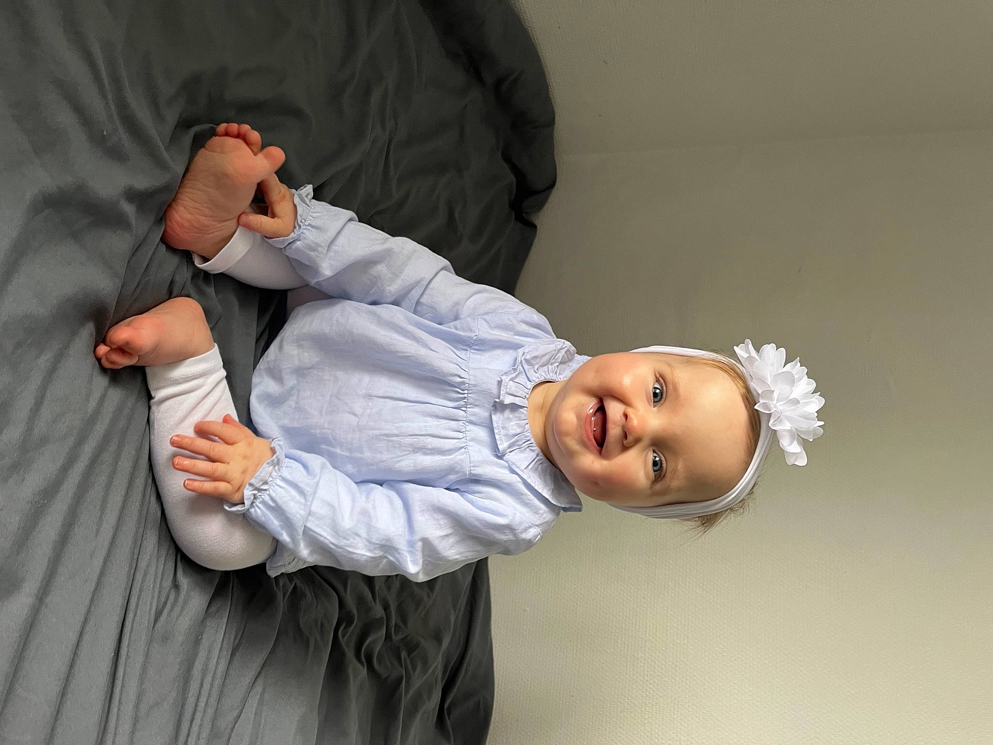 Rose a rejoint le concours — aidez-le/la à gagner de superbes lots ! baby, baby_toddler_clothing, child, comfort, elbow, flash_photography, fun, gesture, happy, hat, joy, knee, person, portrait_photography, sitting, skin, sleeve, smile, toddler