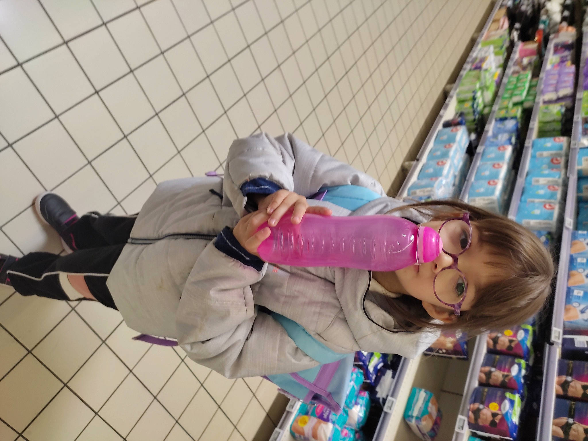 Flora participe au concours pour gagner de l'argent avec cette photo : child, city, customer, fun, leisure, person, play, recreation, retail, shopping, smile, toddler