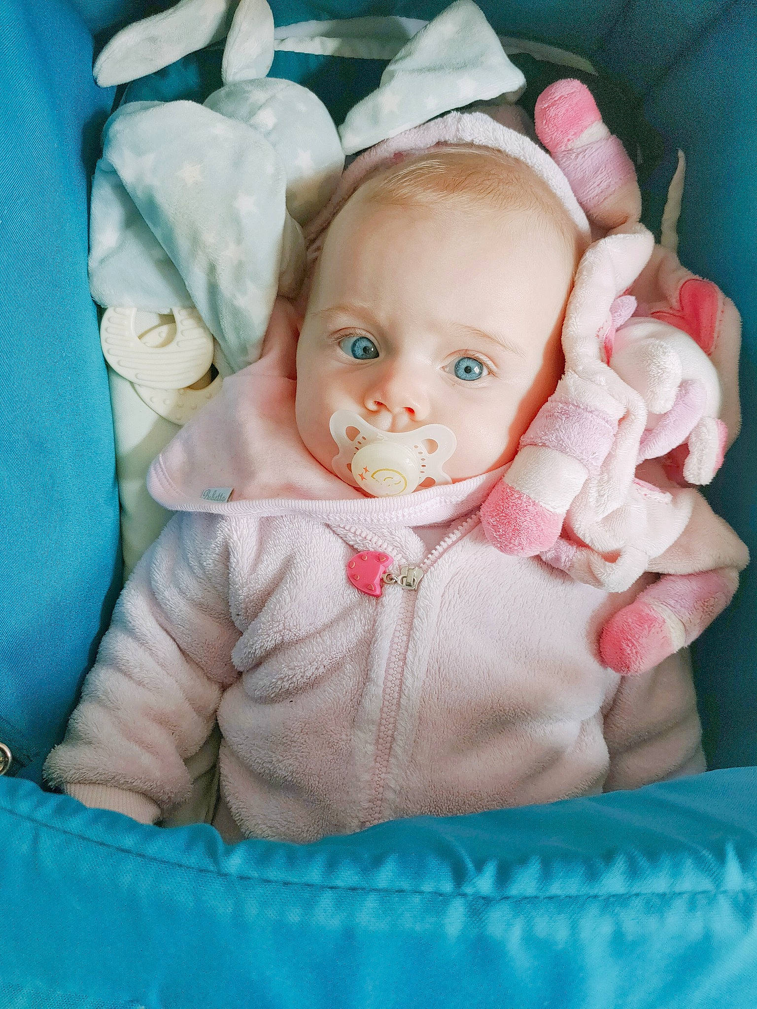 Oriana a rejoint le concours — aidez-le/la à gagner de superbes lots ! baby, baby_products, baby_safety, baby_toddler_clothing, cheek, child, chin, comfort, eye, face, grass, head, headgear, human_body, iris, linens, person, sitting, sleeve, textile