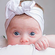 Lola a rejoint le concours — aidez-le/la à gagner de superbes lots ! baby, child, face, blue_eyes, headband, white_bow, hand, soft_light, closeup, portrait, cute, infant, skin, expression, looking, young, adorable, innocent, baby_girl, peeking
