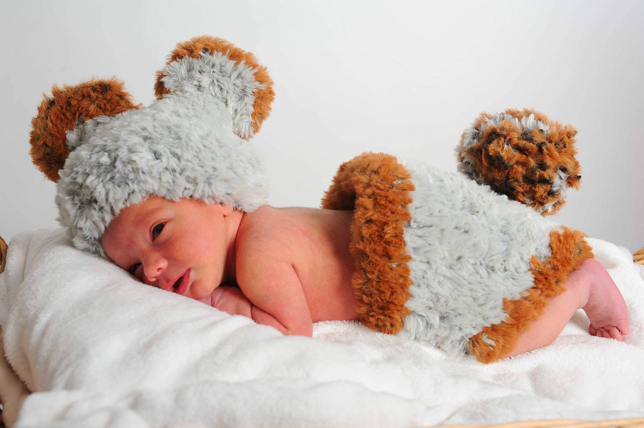 émilio participe au concours pour gagner de l'argent avec cette photo : baby, baby_sleeping, bedtime, birth, child, comfort, ear, fur, headwear, person, photography, room, sleep, stuffed_toy, teddy_bear, toddler