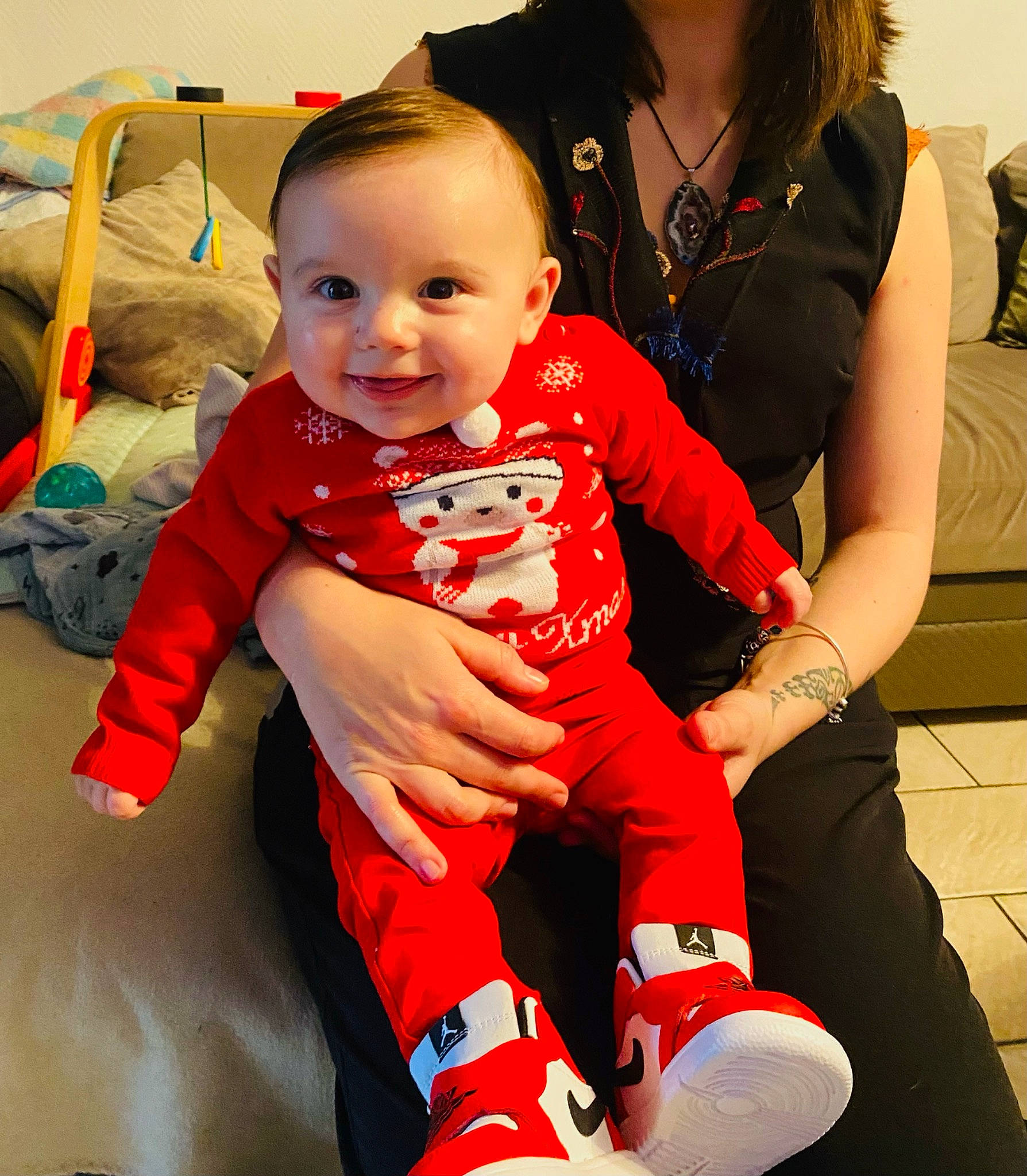 Maho a rejoint le concours — aidez-le/la à gagner de superbes lots ! baby, baby_toddler_clothing, child, comfort, event, fun, gesture, happy, head, human_leg, jewellery, joy, lap, people, person, red, sitting, sleeve, smile, t_shirt