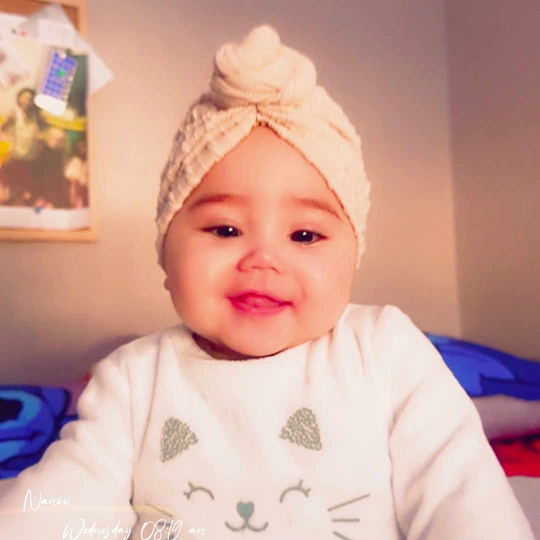 Akivai a rejoint le concours — aidez-le/la à gagner de superbes lots ! accessories, adult, baby, beanie, bonnet, cap, clothing, face, female, furniture, happy, hat, head, headband, newborn, person, photography, portrait, smile, woman