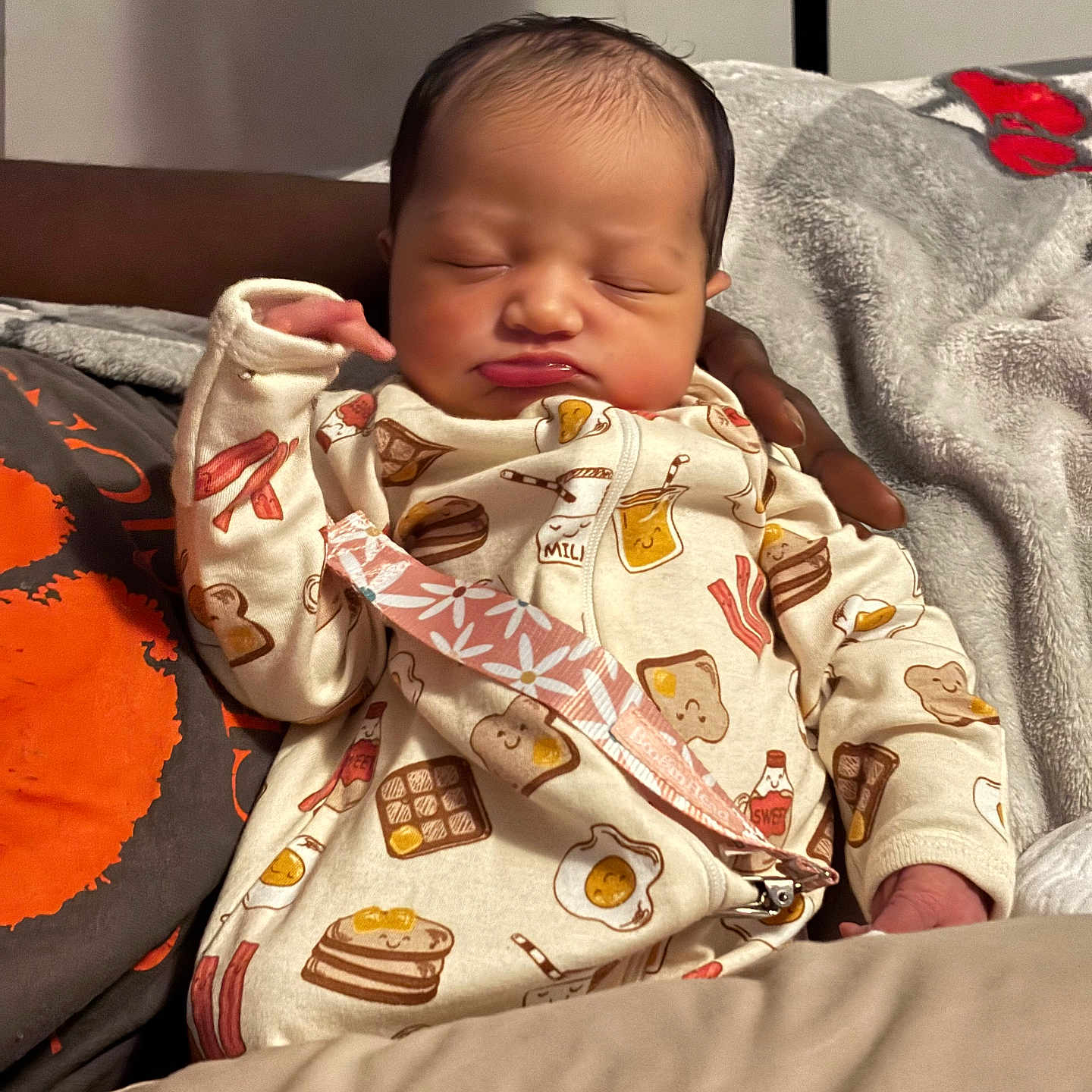 Honesti is registered to the contest to win money with this photo: baby, bed, bedroom, blanket, couch, cushion, face, furniture, happy, head, homedecor, indoors, newborn, person, photography, portrait, quilt, room, sleeping, smile