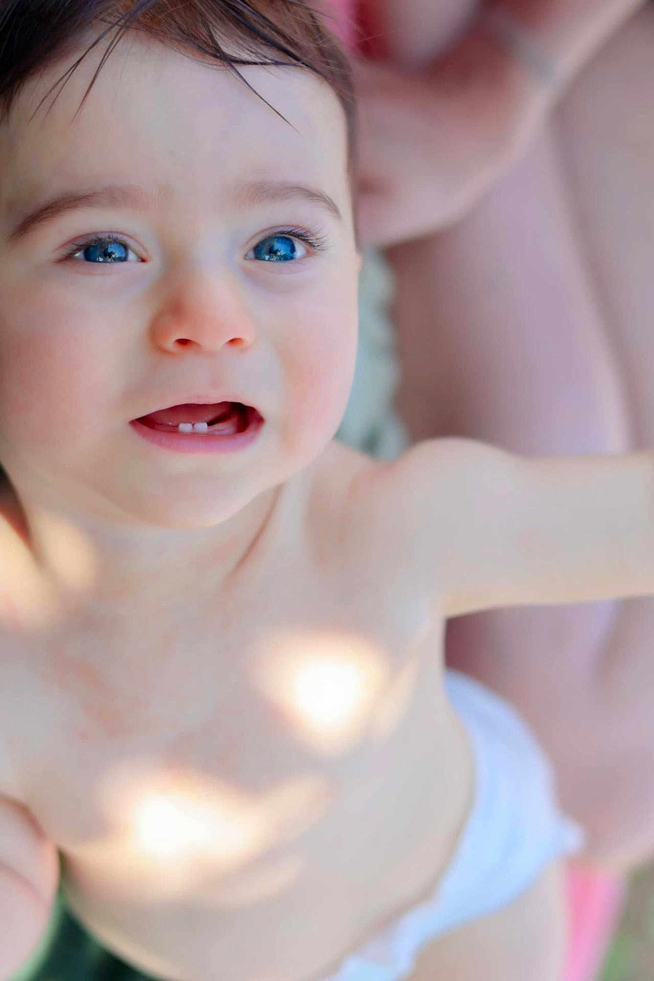 Pablo a rejoint le concours — aidez-le/la à gagner de superbes lots ! baby, child, blue_eyes, teeth, skin, arm, close_up, expression, natural_light, soft_focus, infant, cute, happy, portrait, diaper, person, young, face, smile, outdoor