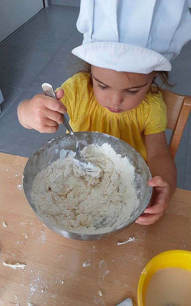 Julie a rejoint le concours — aidez-le/la à gagner de superbes lots ! all_purpose_flour, bread_flour, buckwheat_flour, child, cooking, corn_starch, cuisine, dish, dough, flour, food, hat, headwear, ingredient, mixture, person, powder, recipe, rice_flour, toddler